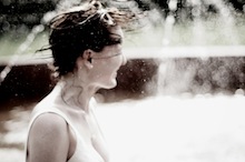 Panna młoda potrząsa głową strzepując z włosów krople wody przy fontannie, w trakcie sesji ślubnej, Łodź. Martyna-Michal-2011_08_25-946