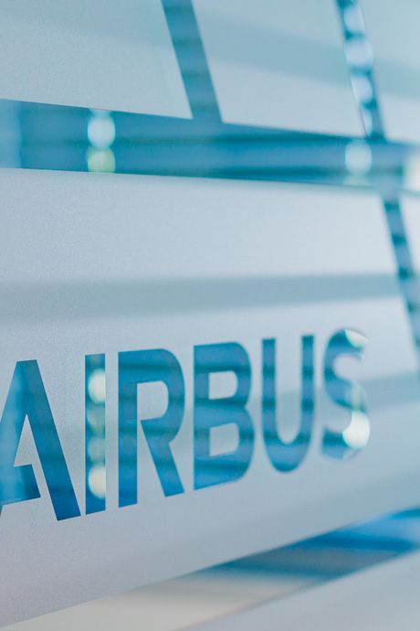 editorial – logo AIRBUS na szybie
